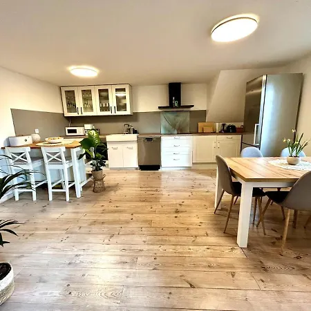 Wunderschoene Moderne Mit Balkon Apartment